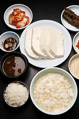 포토 JPG 그릇 접시 음식 반찬 실내 사람없음 밥상 간장 강원도 배추김치 쌀밥 강릉 두부요리 초당두부 국내포토 식기 탁자 밥 김치 한국 내부 양념 두부 파일형식