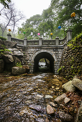 포토 JPG 주간 풍경 사람없음 야외 계곡 돌_바위 사찰 연등 돌다리 동화사 대구시 국내포토 자연요소 종교건축 한국 등불 다리_건축물 불교용품 파일형식