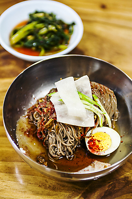 포토 JPG 그릇 음식 실내 사람없음 아웃포커스 고명 강원도 삶은계란 열무김치 춘천 나무탁자 춘천막국수 향토음식 국내포토 식기 탁자 김치 한국 촬영기법 내부 계란 계란요리 막국수 파일형식