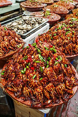 포토 JPG 음식 실내 사람없음 게 경상남도 가득함 진열장 대야 수산시장 마산 양념게장 국내포토 갑각류 내부 시장 경상도 게장 파일형식