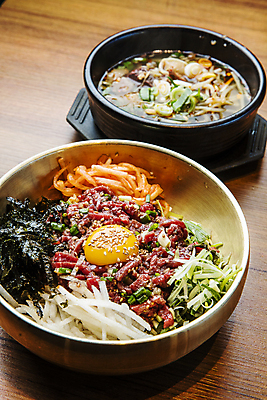 포토 JPG 그릇 한식 음식 실내 사람없음 소고기 뚝배기 한우 부산 육회 나무탁자 날계란 육회비빔밥 국내포토 식기 탁자 한국 생고기 육류 내부 계란 비빔밥 파일형식