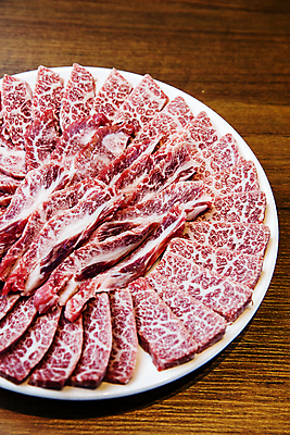 포토 JPG 접시 실내 생고기 사람없음 소고기 한우 부산 나무탁자 살치살 플레이팅 국내포토 식기 탁자 한국 육류 내부 상차림 파일형식