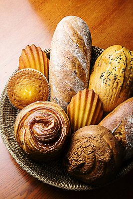 포토 JPG 빵 디저트 실내 종류 사람없음 소쿠리 바게트 담기 머핀 부산 나무탁자 마들렌 국내포토 음식 모션 탁자 한국 내부 바구니 파일형식