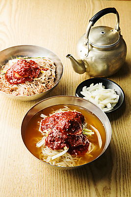 포토 JPG 그릇 한식 실내 사람없음 부산 나무탁자 밀면 양은주전자 향토음식 국내포토 식기 음식 탁자 주전자 한국 내부 국수 파일형식