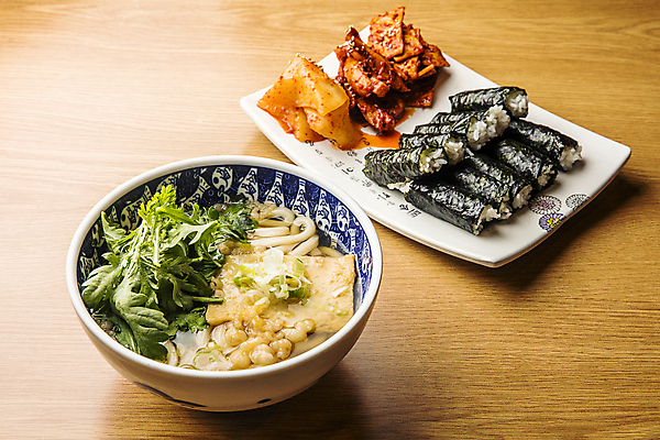 포토 JPG 그릇 접시 음식 실내 사람없음 부산 나무탁자 오징어무침 유부우동 충무김밥 섞박지 국내포토 식기 탁자 반찬 김치 한국 내부 김밥 우동 무침 파일형식