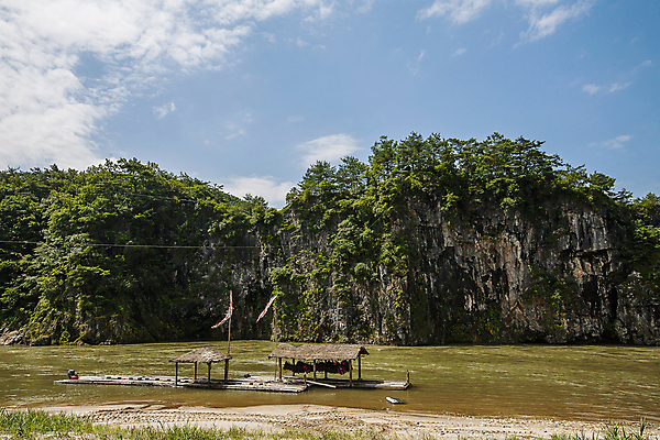 포토 JPG 주간 구름 하늘 산 풍경 사람없음 야외 강 맑음 암벽 강원도 나루터 뗏목 영월 국내포토 자연요소 교통수단 배_교통 날씨 한국 항구 파일형식