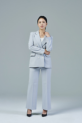 포토 JPG 스튜디오촬영 전신 응시 여자 40대 중년 비즈니스 중년라이프 회색배경 무표정 한명 서기 정장 손짓 앞모습 비즈니스라이프 한국인 비즈니스우먼 전문직 중년여자한명만 영포티 국내포토 직업 1 라이프스타일 시선 옷 감정 뷰포인트 백그라운드 모션 실내 표정 사람 동양인 성인 회색 직장인 신조어 여자한명만 중년여자만 파일형식