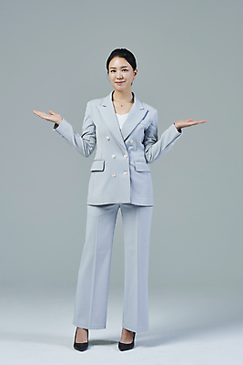 포토 JPG 스튜디오촬영 전신 응시 여자 40대 중년 비즈니스 중년라이프 회색배경 팔벌리기 한명 서기 미소 정장 앞모습 비즈니스라이프 손들기 한국인 비즈니스우먼 전문직 중년여자한명만 영포티 국내포토 직업 1 라이프스타일 시선 옷 뷰포인트 백그라운드 모션 실내 표정 사람 동양인 성인 회색 직장인 신조어 여자한명만 중년여자만 파일형식