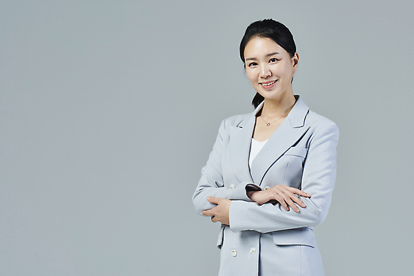 포토 JPG 스튜디오촬영 응시 여자 40대 중년 비즈니스 중년라이프 회색배경 한명 미소 정장 손짓 상반신 앞모습 비즈니스라이프 팔짱 한국인 비즈니스우먼 전문직 중년여자한명만 영포티 국내포토 직업 1 라이프스타일 시선 옷 뷰포인트 백그라운드 모션 실내 표정 사람 동양인 성인 회색 직장인 신조어 여자한명만 중년여자만 파일형식