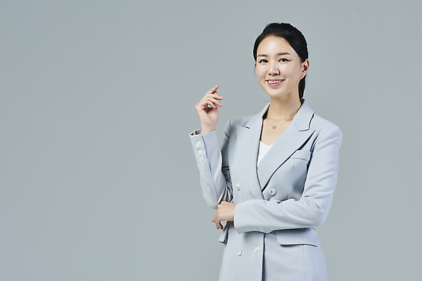 포토 JPG 스튜디오촬영 응시 여자 40대 중년 비즈니스 중년라이프 회색배경 한명 미소 정장 손짓 상반신 앞모습 비즈니스라이프 한국인 비즈니스우먼 전문직 중년여자한명만 영포티 국내포토 직업 1 라이프스타일 시선 옷 뷰포인트 백그라운드 모션 실내 표정 사람 동양인 성인 회색 직장인 신조어 여자한명만 중년여자만 파일형식