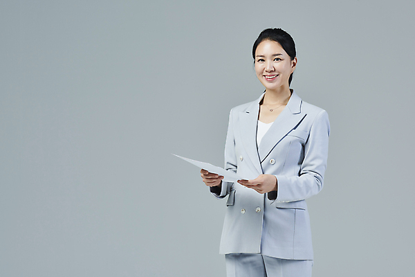 포토 JPG 스튜디오촬영 응시 여자 40대 중년 비즈니스 중년라이프 회색배경 한명 미소 들기 정장 상반신 앞모습 비즈니스라이프 한국인 비즈니스우먼 전문직 문서 중년여자한명만 영포티 국내포토 직업 1 라이프스타일 시선 옷 뷰포인트 백그라운드 모션 실내 표정 사람 동양인 성인 회색 직장인 신조어 여자한명만 중년여자만 파일형식