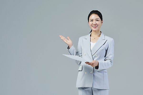 포토 JPG 스튜디오촬영 응시 여자 40대 중년 비즈니스 중년라이프 회색배경 한명 미소 들기 정장 손짓 상반신 앞모습 비즈니스라이프 한국인 비즈니스우먼 전문직 문서 중년여자한명만 영포티 국내포토 직업 1 라이프스타일 시선 옷 뷰포인트 백그라운드 모션 실내 표정 사람 동양인 성인 회색 직장인 신조어 여자한명만 중년여자만 파일형식
