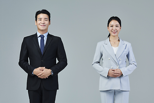 포토 JPG 스튜디오촬영 응시 여자 남자 40대 중년 비즈니스 중년라이프 회색배경 미소 정장 상반신 두명 앞모습 비즈니스라이프 한국인 예절 비즈니스맨 비즈니스우먼 전문직 손모으기 공손 중년만 영포티 국내포토 직업 라이프스타일 시선 옷 뷰포인트 백그라운드 실내 표정 사람 동양인 손짓 성인 회색 직장인 신조어 성인만 파일형식
