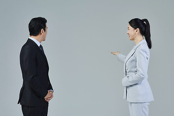 포토 JPG 스튜디오촬영 응시 여자 남자 40대 중년 비즈니스 중년라이프 회색배경 안내 설명 미소 정장 상반신 두명 옆모습 비즈니스라이프 손들기 마주보기 한국인 가리킴 비즈니스맨 비즈니스우먼 전문직 투자 중년만 영포티 국내포토 직업 라이프스타일 시선 옷 뷰포인트 백그라운드 모션 실내 표정 사람 동양인 손짓 성인 회색 직장인 신조어 성인만 파일형식
