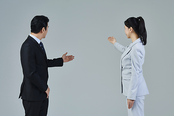 포토 JPG 스튜디오촬영 응시 여자 남자 40대 중년 비즈니스 중년라이프 회색배경 안내 대화 설명 정장 손짓 상반신 두명 옆모습 비즈니스라이프 손들기 마주보기 한국인 가리킴 비즈니스맨 비즈니스우먼 전문직 투자 중년만 영포티 국내포토 직업 라이프스타일 시선 옷 뷰포인트 백그라운드 모션 실내 말하기 사람 동양인 성인 회색 직장인 신조어 성인만 파일형식