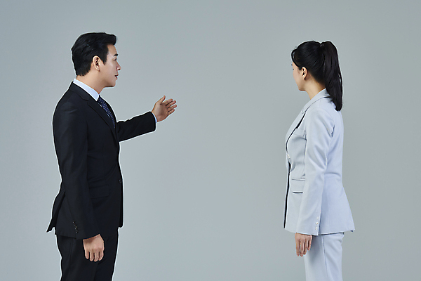 포토 JPG 스튜디오촬영 응시 여자 남자 40대 중년 비즈니스 중년라이프 회색배경 대화 설명 정장 상반신 두명 옆모습 비즈니스라이프 손들기 마주보기 한국인 가리킴 비즈니스맨 비즈니스우먼 전문직 투자 중년만 영포티 국내포토 직업 라이프스타일 시선 옷 뷰포인트 백그라운드 모션 실내 말하기 사람 동양인 손짓 성인 회색 직장인 신조어 성인만 파일형식