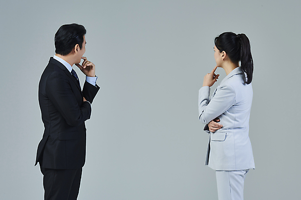 포토 JPG 스튜디오촬영 응시 여자 남자 40대 중년 생각 비즈니스 중년라이프 회색배경 정장 손짓 상반신 두명 옆모습 비즈니스라이프 마주보기 한국인 비즈니스맨 비즈니스우먼 전문직 고민 투자 중년만 영포티 국내포토 직업 라이프스타일 시선 옷 감정 뷰포인트 백그라운드 모션 실내 사람 동양인 성인 회색 직장인 신조어 성인만 파일형식