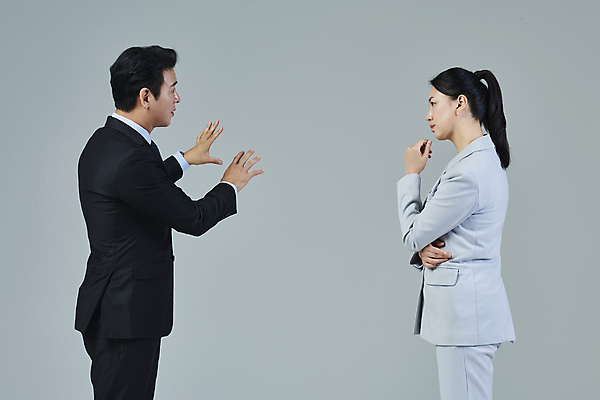 포토 JPG 스튜디오촬영 응시 여자 남자 40대 중년 비즈니스 중년라이프 회색배경 말하기 대화 설명 정장 손짓 상반신 두명 옆모습 비즈니스라이프 마주보기 한국인 비즈니스맨 비즈니스우먼 전문직 고민 투자 중년만 영포티 국내포토 직업 라이프스타일 시선 옷 감정 뷰포인트 백그라운드 모션 실내 사람 동양인 성인 회색 직장인 신조어 성인만 파일형식