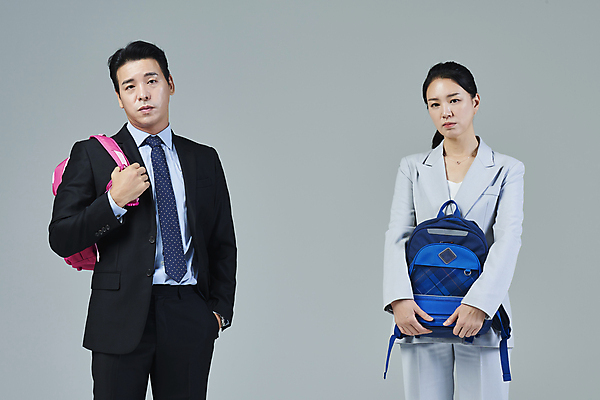 포토 JPG 스튜디오촬영 응시 여자 남자 40대 중년 비즈니스 중년라이프 회색배경 책가방 피곤 들기 정장 상반신 두명 앞모습 비즈니스라이프 한국인 육아 비즈니스맨 비즈니스우먼 매기 워킹맘 중년만 워킹대디 영포티 싱글대디 싱글맘 한부모가족 국내포토 라이프스타일 시선 옷 뷰포인트 백그라운드 컨셉 가방 가족 모션 엄마 실내 사람 동양인 성인 회색 직장인 아빠 신조어 성인만 파일형식