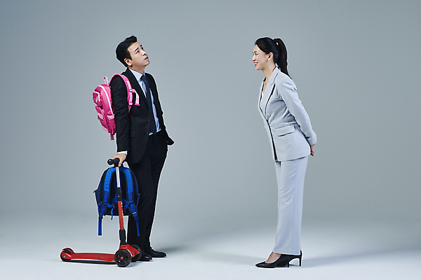 포토 JPG 스튜디오촬영 전신 응시 여자 남자 40대 중년 비즈니스 중년라이프 회색배경 책가방 피곤 서기 미소 정장 두명 옆모습 비즈니스라이프 마주보기 한국인 올려보기 비즈니스맨 비즈니스우먼 뒷짐 워킹맘 퀵보드 중년만 워킹대디 독박육아 육아대디 영포티 국내포토 라이프스타일 시선 옷 교통수단 뷰포인트 백그라운드 컨셉 가방 모션 엄마 실내 표정 사람 동양인 성인 회색 육아 직장인 아빠 신조어 성인만 파일형식