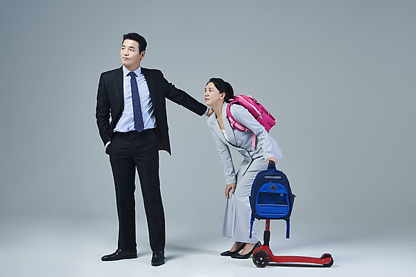 포토 JPG 스튜디오촬영 전신 응시 여자 남자 40대 중년 비즈니스 중년라이프 회색배경 책가방 피곤 서기 정장 두명 앞모습 옆모습 비즈니스라이프 한국인 잡기 비즈니스맨 비즈니스우먼 무관심 주머니손 워킹맘 무시 퀵보드 중년만 어깨에손 워킹대디 독박육아 영포티 국내포토 라이프스타일 시선 옷 감정 교통수단 뷰포인트 백그라운드 컨셉 가방 모션 엄마 실내 사람 동양인 성인 회색 육아 직장인 신조어 성인만 파일형식