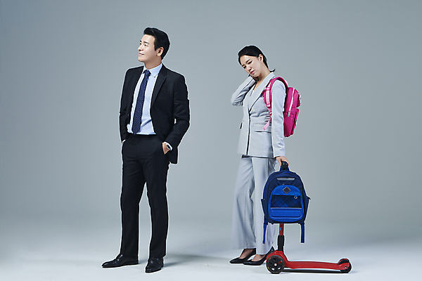 포토 JPG 스튜디오촬영 전신 응시 여자 남자 40대 중년 비즈니스 중년라이프 회색배경 책가방 피곤 서기 미소 정장 두명 옆모습 비즈니스라이프 한국인 잡기 비즈니스맨 비즈니스우먼 무관심 주머니손 워킹맘 무시 퀵보드 중년만 워킹대디 독박육아 영포티 국내포토 라이프스타일 시선 옷 감정 교통수단 뷰포인트 백그라운드 컨셉 가방 모션 엄마 실내 표정 사람 동양인 성인 회색 육아 직장인 신조어 성인만 파일형식