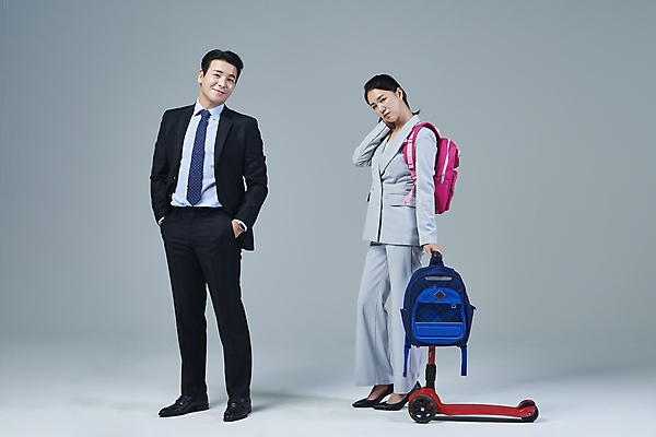 포토 JPG 스튜디오촬영 전신 응시 여자 남자 40대 중년 비즈니스 중년라이프 회색배경 책가방 피곤 서기 미소 정장 두명 앞모습 옆모습 비즈니스라이프 한국인 잡기 비즈니스맨 비즈니스우먼 무관심 주머니손 워킹맘 뒷목 무시 퀵보드 중년만 워킹대디 독박육아 영포티 국내포토 라이프스타일 시선 옷 감정 교통수단 뷰포인트 백그라운드 컨셉 가방 모션 엄마 실내 표정 사람 동양인 성인 회색 육아 직장인 목 신조어 성인만 파일형식