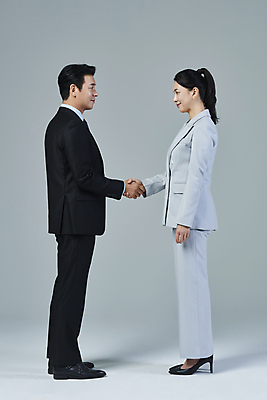 포토 JPG 스튜디오촬영 전신 응시 여자 남자 40대 중년 비즈니스 중년라이프 회색배경 악수 미소 정장 두명 옆모습 비즈니스라이프 마주보기 한국인 비즈니스맨 비즈니스우먼 동료 중년만 영포티 국내포토 라이프스타일 시선 옷 뷰포인트 백그라운드 관계 모션 실내 표정 사람 동양인 손짓 성인 회색 직장인 신조어 성인만 파일형식