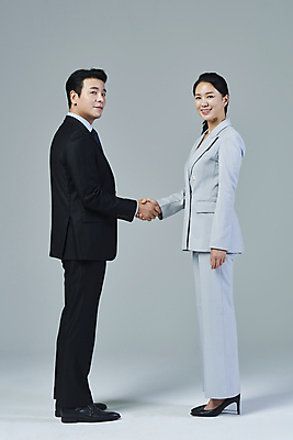 포토 JPG 스튜디오촬영 전신 응시 여자 남자 40대 중년 비즈니스 중년라이프 회색배경 악수 미소 정장 두명 옆모습 비즈니스라이프 마주보기 한국인 비즈니스맨 비즈니스우먼 동료 중년만 영포티 국내포토 라이프스타일 시선 옷 뷰포인트 백그라운드 관계 모션 실내 표정 사람 동양인 손짓 성인 회색 직장인 신조어 성인만 파일형식