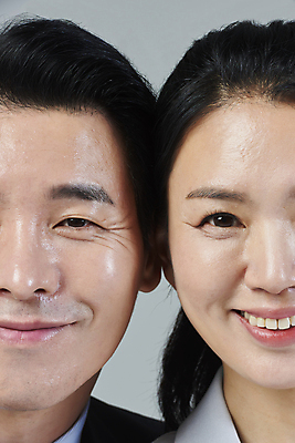 포토 JPG 스튜디오촬영 응시 여자 남자 얼굴 40대 중년 비즈니스 중년라이프 회색배경 미소 근접촬영 상반신 두명 앞모습 비즈니스라이프 한국인 비즈니스맨 비즈니스우먼 동료 중년만 얼굴맞대기 영포티 국내포토 라이프스타일 시선 뷰포인트 백그라운드 관계 모션 실내 표정 사람 동양인 성인 신체부위 회색 직장인 신조어 성인만 파일형식