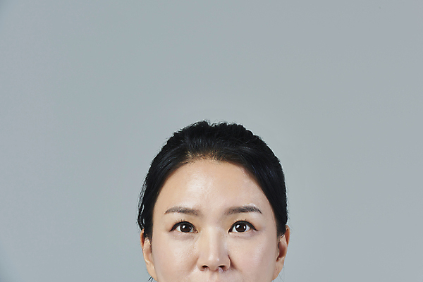 포토 JPG 스튜디오촬영 응시 여자 얼굴 40대 중년 비즈니스 중년라이프 회색배경 한명 근접촬영 상반신 앞모습 비즈니스라이프 한국인 비즈니스우먼 중년여자한명만 영포티 국내포토 1 라이프스타일 시선 뷰포인트 백그라운드 실내 사람 동양인 성인 신체부위 회색 직장인 신조어 여자한명만 중년여자만 파일형식