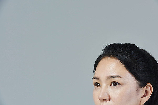 포토 JPG 스튜디오촬영 응시 여자 얼굴 40대 중년 비즈니스 중년라이프 회색배경 한명 근접촬영 상반신 옆모습 비즈니스라이프 한국인 비즈니스우먼 중년여자한명만 영포티 국내포토 1 라이프스타일 시선 뷰포인트 백그라운드 실내 사람 동양인 성인 신체부위 회색 직장인 신조어 여자한명만 중년여자만 파일형식