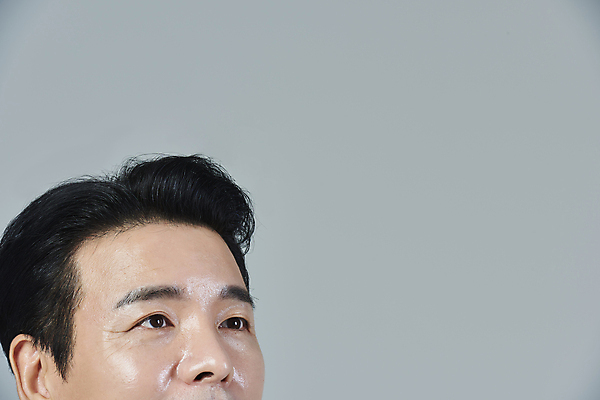 포토 JPG 스튜디오촬영 응시 남자 얼굴 40대 중년 비즈니스 중년라이프 회색배경 한명 근접촬영 상반신 옆모습 비즈니스라이프 한국인 비즈니스맨 비즈니스우먼 중년남자한명만 영포티 국내포토 1 라이프스타일 시선 여자 뷰포인트 백그라운드 실내 사람 동양인 성인 신체부위 회색 직장인 신조어 남자한명만 중년남자만 파일형식