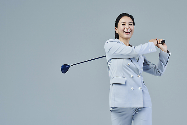 포토 JPG 스튜디오촬영 응시 여자 40대 중년 골프 비즈니스 중년라이프 회색배경 한명 미소 들기 정장 상반신 취미 앞모습 비즈니스라이프 골프채 한국인 비즈니스우먼 스윙 즐거움 중년여자한명만 영포티 국내포토 1 라이프스타일 시선 옷 감정 뷰포인트 포즈 백그라운드 모션 골프용품 실내 표정 사람 동양인 성인 구기 회색 직장인 신조어 여자한명만 중년여자만 파일형식