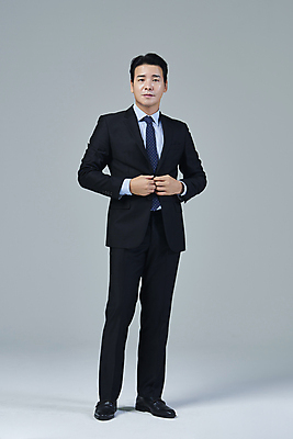 포토 JPG 스튜디오촬영 전신 응시 남자 40대 중년 비즈니스 중년라이프 회색배경 무표정 한명 서기 정장 앞모습 비즈니스라이프 한국인 잡기 비즈니스맨 전문직 중년남자한명만 영포티 국내포토 직업 1 라이프스타일 시선 옷 감정 뷰포인트 백그라운드 모션 실내 표정 사람 동양인 성인 회색 직장인 신조어 남자한명만 중년남자만 파일형식