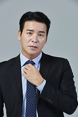 포토 JPG 스튜디오촬영 응시 남자 40대 중년 비즈니스 중년라이프 회색배경 넥타이 무표정 한명 정장 상반신 앞모습 비즈니스라이프 한국인 잡기 비즈니스맨 전문직 중년남자한명만 영포티 국내포토 직업 1 라이프스타일 시선 잡화 옷 감정 뷰포인트 백그라운드 모션 실내 표정 사람 동양인 성인 회색 직장인 신조어 남자한명만 중년남자만 파일형식