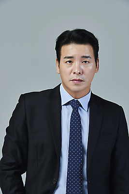 포토 JPG 스튜디오촬영 응시 남자 40대 중년 비즈니스 중년라이프 회색배경 무표정 한명 정장 상반신 앞모습 비즈니스라이프 한국인 비즈니스맨 전문직 중년남자한명만 영포티 국내포토 직업 1 라이프스타일 시선 옷 감정 뷰포인트 백그라운드 실내 표정 사람 동양인 성인 회색 직장인 신조어 남자한명만 중년남자만 파일형식