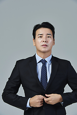 포토 JPG 스튜디오촬영 응시 남자 40대 중년 비즈니스 중년라이프 회색배경 무표정 한명 정장 상반신 앞모습 비즈니스라이프 한국인 잡기 비즈니스맨 전문직 단추잠그기 중년남자한명만 영포티 국내포토 직업 1 라이프스타일 시선 옷 감정 뷰포인트 백그라운드 모션 실내 표정 사람 동양인 성인 회색 직장인 신조어 남자한명만 중년남자만 파일형식