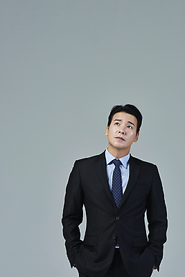 포토 JPG 스튜디오촬영 응시 남자 40대 중년 비즈니스 중년라이프 회색배경 무표정 한명 정장 상반신 앞모습 비즈니스라이프 한국인 올려보기 비즈니스맨 전문직 주머니손 중년남자한명만 영포티 국내포토 직업 1 라이프스타일 시선 옷 감정 뷰포인트 백그라운드 모션 실내 표정 사람 동양인 성인 회색 직장인 신조어 남자한명만 중년남자만 파일형식