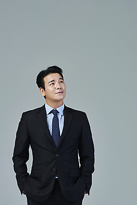 포토 JPG 스튜디오촬영 응시 남자 40대 중년 비즈니스 중년라이프 회색배경 한명 미소 정장 상반신 앞모습 비즈니스라이프 한국인 올려보기 비즈니스맨 전문직 주머니손 중년남자한명만 영포티 국내포토 직업 1 라이프스타일 시선 옷 뷰포인트 백그라운드 모션 실내 표정 사람 동양인 성인 회색 직장인 신조어 남자한명만 중년남자만 파일형식