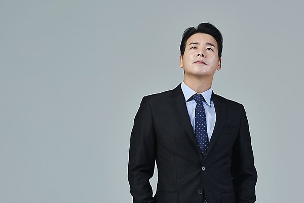 포토 JPG 스튜디오촬영 응시 남자 40대 중년 비즈니스 중년라이프 회색배경 무표정 한명 정장 상반신 앞모습 비즈니스라이프 한국인 올려보기 비즈니스맨 전문직 중년남자한명만 영포티 국내포토 직업 1 라이프스타일 시선 옷 감정 뷰포인트 백그라운드 모션 실내 표정 사람 동양인 성인 회색 직장인 신조어 남자한명만 중년남자만 파일형식