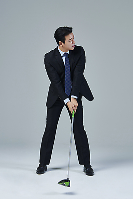 포토 JPG 스튜디오촬영 전신 응시 남자 40대 중년 골프 비즈니스 중년라이프 회색배경 한명 서기 정장 취미 앞모습 비즈니스라이프 골프채 한국인 잡기 비즈니스맨 집중 준비자세 중년남자한명만 영포티 국내포토 1 라이프스타일 시선 옷 뷰포인트 포즈 백그라운드 컨셉 모션 골프용품 실내 사람 동양인 성인 구기 회색 직장인 준비 신조어 남자한명만 중년남자만 파일형식