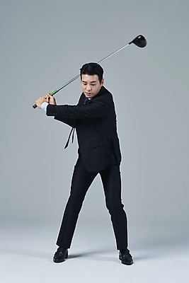 포토 JPG 스튜디오촬영 전신 응시 남자 40대 중년 골프 비즈니스 중년라이프 회색배경 한명 서기 들기 정장 취미 앞모습 비즈니스라이프 골프채 한국인 비즈니스맨 스윙 중년남자한명만 영포티 국내포토 1 라이프스타일 시선 옷 뷰포인트 포즈 백그라운드 모션 골프용품 실내 사람 동양인 성인 구기 회색 직장인 신조어 남자한명만 중년남자만 파일형식