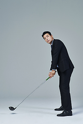 포토 JPG 스튜디오촬영 전신 응시 남자 40대 중년 골프 비즈니스 중년라이프 회색배경 한명 서기 정장 취미 옆모습 비즈니스라이프 골프채 한국인 잡기 비즈니스맨 집중 준비자세 중년남자한명만 영포티 국내포토 1 라이프스타일 시선 옷 뷰포인트 포즈 백그라운드 컨셉 모션 골프용품 실내 사람 동양인 성인 구기 회색 직장인 준비 신조어 남자한명만 중년남자만 파일형식