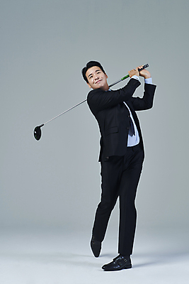 포토 JPG 스튜디오촬영 전신 응시 남자 40대 중년 골프 비즈니스 중년라이프 회색배경 한명 미소 들기 정장 취미 앞모습 비즈니스라이프 골프채 한국인 비즈니스맨 스윙 즐거움 중년남자한명만 영포티 국내포토 1 라이프스타일 시선 옷 감정 뷰포인트 포즈 백그라운드 모션 골프용품 실내 표정 사람 동양인 성인 구기 회색 직장인 신조어 남자한명만 중년남자만 파일형식