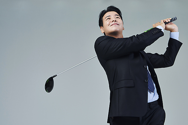 포토 JPG 스튜디오촬영 응시 남자 40대 중년 골프 비즈니스 중년라이프 회색배경 한명 미소 들기 정장 상반신 취미 옆모습 비즈니스라이프 골프채 한국인 비즈니스맨 스윙 즐거움 중년남자한명만 영포티 국내포토 1 라이프스타일 시선 옷 감정 뷰포인트 포즈 백그라운드 모션 골프용품 실내 표정 사람 동양인 성인 구기 회색 직장인 신조어 남자한명만 중년남자만 파일형식