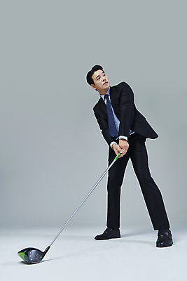 포토 JPG 스튜디오촬영 전신 응시 남자 40대 중년 골프 비즈니스 중년라이프 회색배경 한명 서기 정장 취미 옆모습 비즈니스라이프 골프채 한국인 잡기 비즈니스맨 집중 준비자세 중년남자한명만 영포티 국내포토 1 라이프스타일 시선 옷 뷰포인트 포즈 백그라운드 컨셉 모션 골프용품 실내 사람 동양인 성인 구기 회색 직장인 준비 신조어 남자한명만 중년남자만 파일형식