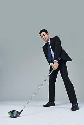 포토 JPG 스튜디오촬영 전신 응시 남자 40대 중년 골프 비즈니스 중년라이프 회색배경 한명 서기 정장 취미 옆모습 비즈니스라이프 골프채 한국인 잡기 비즈니스맨 집중 준비자세 중년남자한명만 영포티 국내포토 1 라이프스타일 시선 옷 뷰포인트 포즈 백그라운드 컨셉 모션 골프용품 실내 사람 동양인 성인 구기 회색 직장인 준비 신조어 남자한명만 중년남자만 파일형식