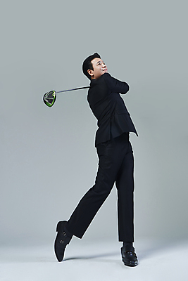 포토 JPG 스튜디오촬영 전신 응시 남자 40대 중년 골프 비즈니스 중년라이프 회색배경 한명 미소 들기 정장 취미 옆모습 비즈니스라이프 골프채 한국인 비즈니스맨 스윙 즐거움 중년남자한명만 영포티 국내포토 1 라이프스타일 시선 옷 감정 뷰포인트 포즈 백그라운드 모션 골프용품 실내 표정 사람 동양인 성인 구기 회색 직장인 신조어 남자한명만 중년남자만 파일형식