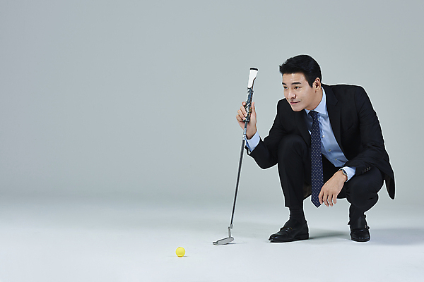 포토 JPG 스튜디오촬영 전신 응시 남자 40대 중년 골프 비즈니스 중년라이프 회색배경 골프공 한명 미소 정장 취미 옆모습 비즈니스라이프 골프채 한국인 잡기 비즈니스맨 웅크림 중년남자한명만 영포티 국내포토 1 라이프스타일 시선 옷 뷰포인트 백그라운드 공 모션 골프용품 실내 표정 사람 동양인 성인 구기 회색 직장인 신조어 남자한명만 중년남자만 파일형식
